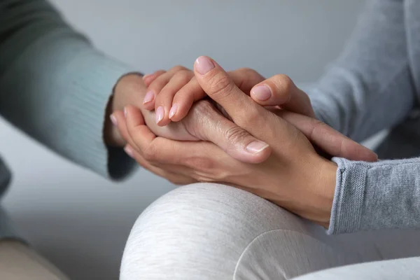 Liefdevolle moeder en dochter houden elkaars hand vast — Stockfoto