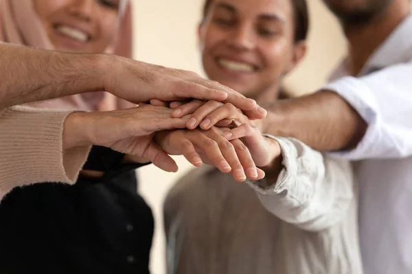 Close-up van diverse ondernemers stapel handen tonen teamwork — Stockfoto