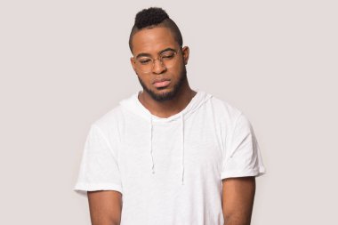 Üzgün siyah adam üzgün hissederek aşağı bakıyor.