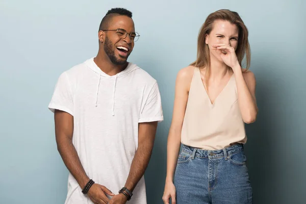 Feliz diverso hombre y mujer se ríen de broma juntos — Foto de Stock