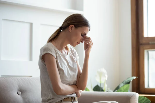 Trött ung kvinna massage ögon lider av migrän — Stockfoto