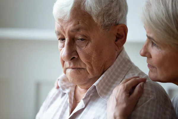 Zorgzame oude vrouw ondersteuning strelen verdrietig senior man — Stockfoto