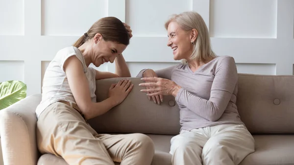 Felice mamma matura e figlia adulta parlare sul divano — Foto Stock