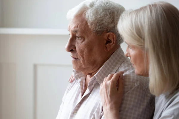 Liefdevolle senior vrouw knuffel comfort verdrietig oudere man — Stockfoto