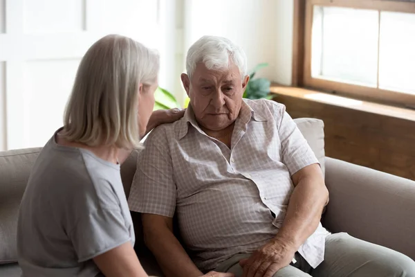 Ondersteunende liefdevolle oudere vrouw comfort verdrietige man — Stockfoto
