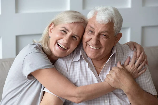 Fejlövés portré boldog idős pár átölelő — Stock Fotó