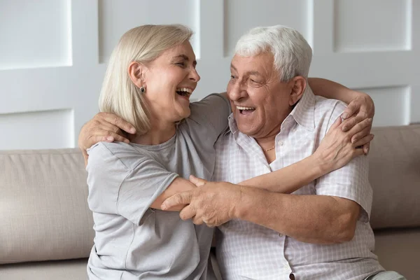 Drôle vieux couple avoir amusant rire câlins à la maison — Photo