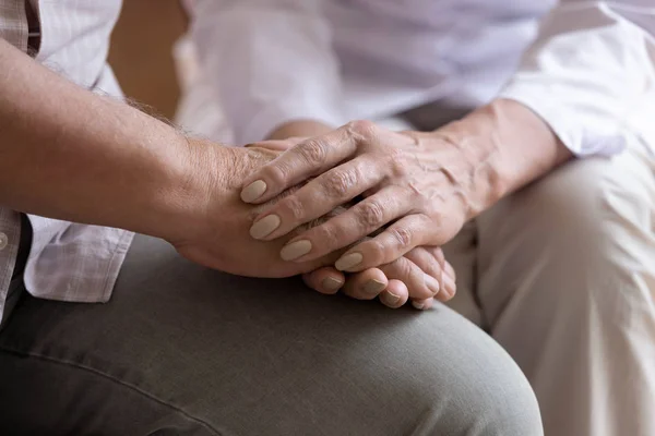 Close-up van zorgzame vrouwelijke verpleegkundige ondersteuning mannelijke senior patiënt — Stockfoto