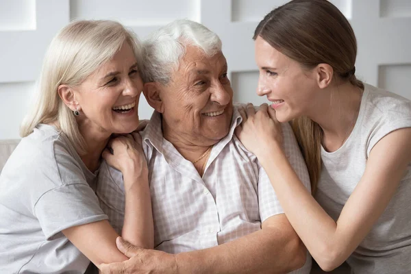 Retrato de padres ancianos felices y abrazo de hija adulta — Foto de Stock