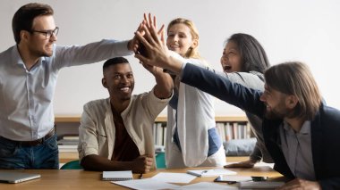 Heyecanlı çeşitli iş adamları toplantıda beşlik çakıyor