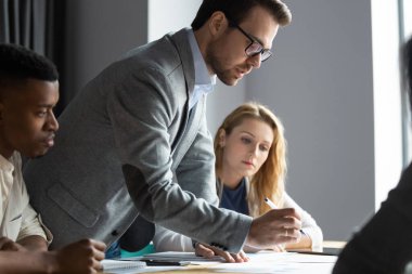 İş planlarını açıklayan gözlüklü ciddi bir işadamı.