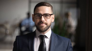 İşadamının portresi başarılı bir girişimci fotoshooting ofisinde duruyor.