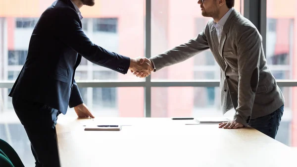 Dos hombres de negocios estrechando la mano en la reunión, haciendo acuerdo — Foto de Stock