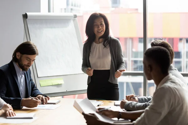 Asiático entrenador de negocios celebración de información, formación de diversos empleados — Foto de Stock