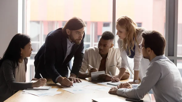 Equipo empresarial diverso que trabaja con estadísticas de proyectos, lluvia de ideas — Foto de Stock