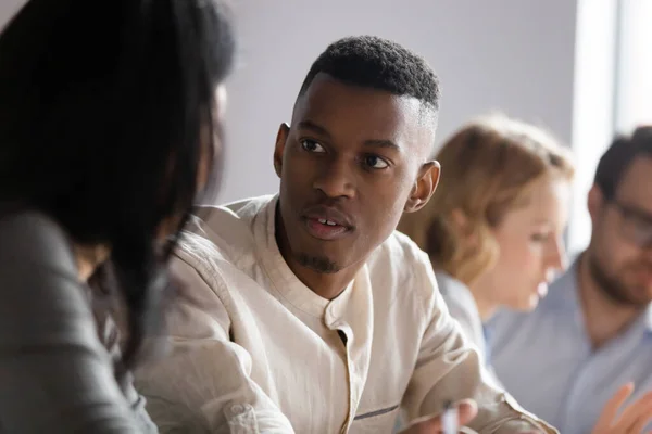 African American mentor coach utbildning praktikant, prata med arbetskamrat — Stockfoto