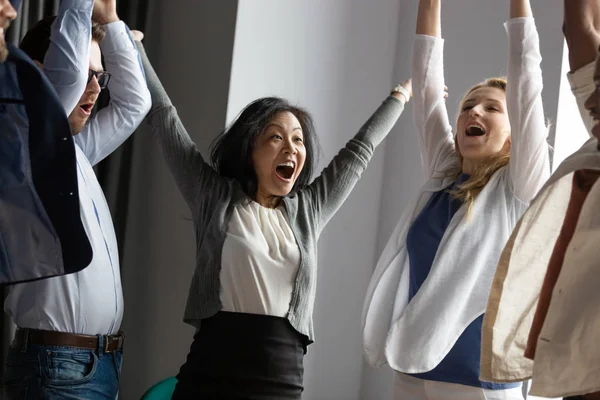 Счастливые бизнесмены, празднующие успех, кричащие от радости — стоковое фото