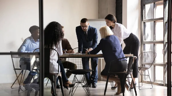 Equipe multiétnica reunida na sala de reuniões analisando dados brainstorming compartilhar pensamentos — Fotografia de Stock