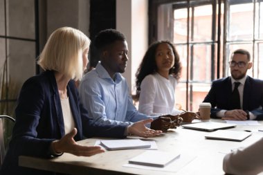 Grup toplantısı sırasında çeşitli takımlar yaşlı liderleri dinliyordu.