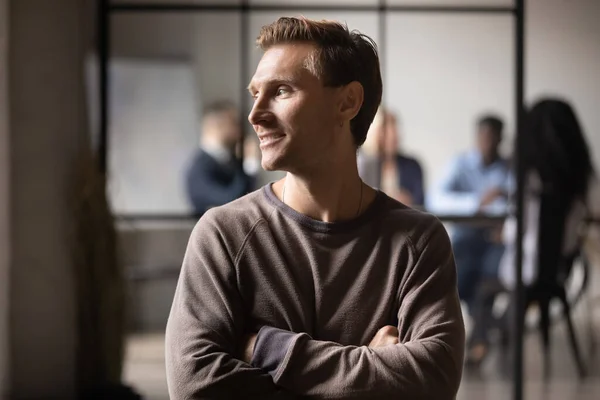 Millennial guy posant au bureau rêvant de croissance de carrière — Photo