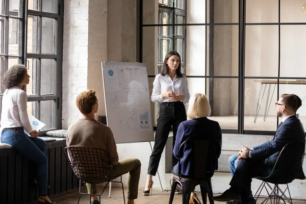 Les jeunes femmes confiantes font des prévisions financières pour le personnel — Photo