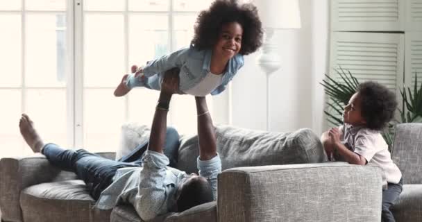 Счастливый афро-американский отец и дети играют в гостиной — стоковое видео