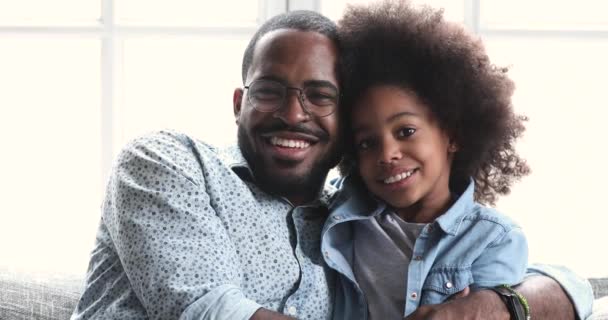 Africano papá y lindo hija mirar en cámara risa abrazo — Vídeos de Stock