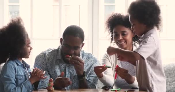 Genitori afroamericani e bambini scolpire pasta da gioco a casa — Video Stock