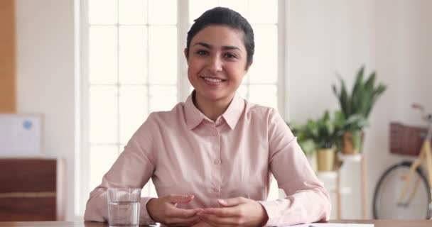 Heureuse femme d'affaires indienne faisant une vidéoconférence au bureau — Video