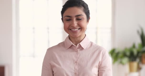 Glimlachende indiase zakenvrouw kijken wijzend vinger naar camera kiezen u — Stockvideo