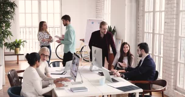 Groupe de gens d'affaires multiculturels travaillant ensemble dans un bureau d'entreprise moderne — Video