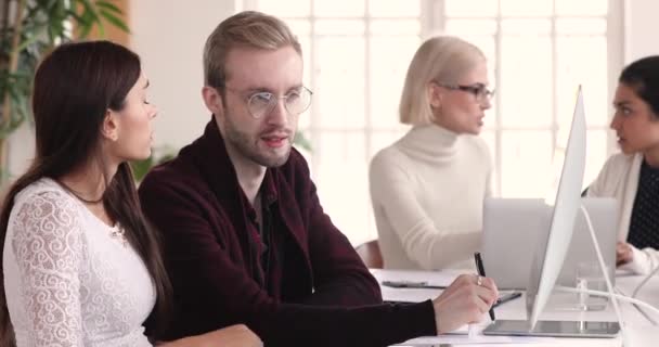 Jovem empresária trabalhando com colega do sexo masculino usando computador no escritório — Vídeo de Stock