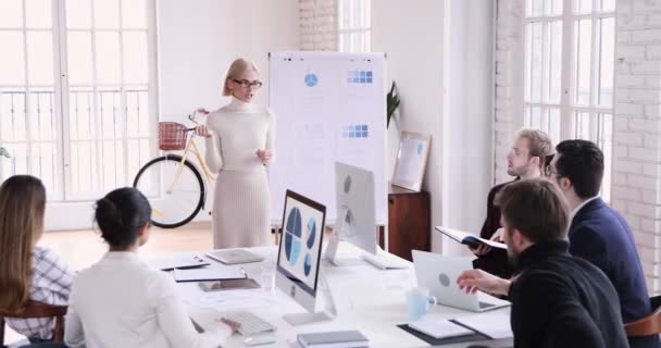 Groupe de jeunes femmes cadres de formation des gens d'affaires au séminaire de conférence — Video