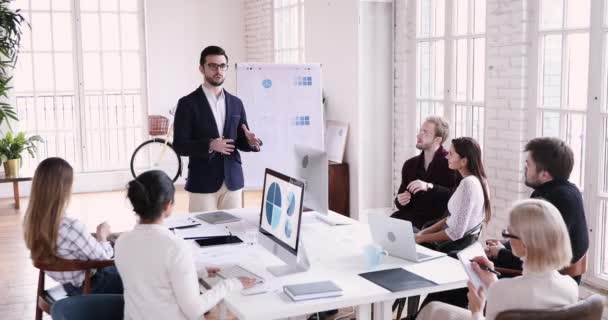 Виконавчий менеджер бізнесмена пояснює результати корпоративних проектів під час групового тренування — стокове відео