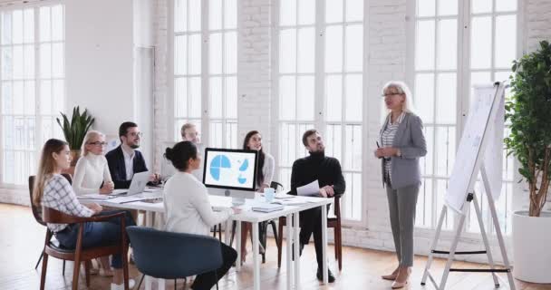 Gerente ejecutivo confiado de mediana edad que habla en la capacitación de grupo — Vídeo de stock