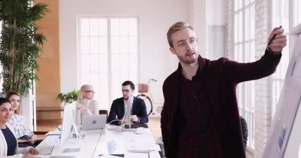 Businessman Trainer geben Flipchart-Präsentation bei Bürotraining — Stockvideo