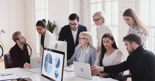 Multiethnische Mentoren schulen Gruppe von Arbeitern, die Computersoftware erklären — Stockvideo