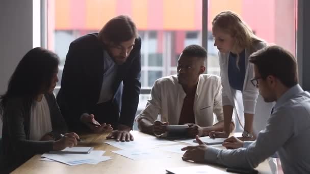 Equipo de negocios enfocado en carreras mixtas discutiendo resultados de investigación de marketing . — Vídeo de stock