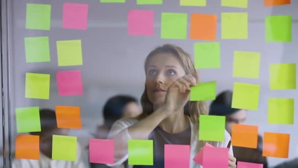 Zaměřená mladá žena projektový manažer plánovací pracovní proces. — Stock video