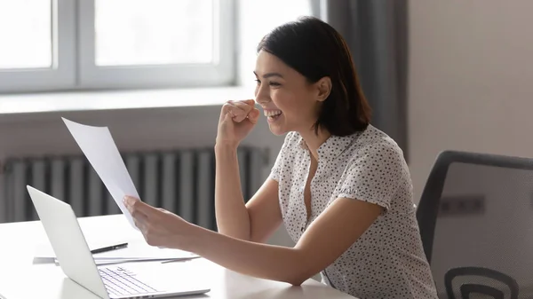 Empleada emocionada se siente muy contenta con carta de promoción — Foto de Stock