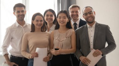 Ofisteki muhtelif meslektaşların grup fotoğrafı