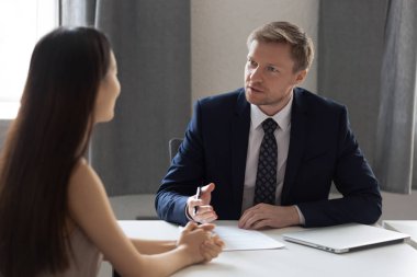 İş adamı ciddi bir şekilde kadın iş adayıyla görüşüyor.