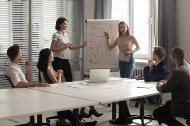Ofisteki kadın kanepe tanıtım tablosunda sunum yapıyor