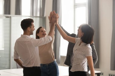 Motivasyonlu iş arkadaşları ekip oluşturma faaliyetlerinde beşlik çaktı
