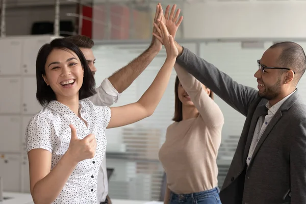 Mujer feliz empleado mostrar pulgar hacia arriba participar en la creación de equipos — Foto de Stock