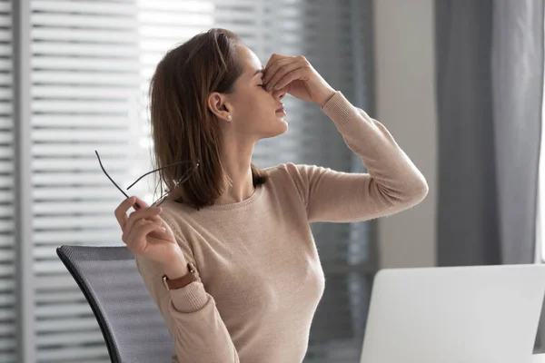 Cansada mujer de negocios masaje ojos que sufren de dolor de cabeza — Foto de Stock