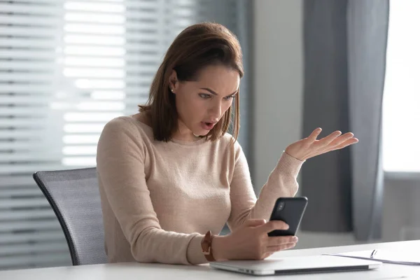 Mujer de negocios aturdido sorprendido por los problemas inesperados smartphone — Foto de Stock