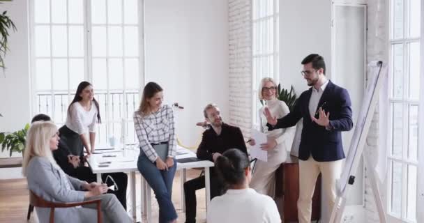 Equipo capacitado de entrenamiento de hombres de negocios en el seminario de grupo — Vídeos de Stock