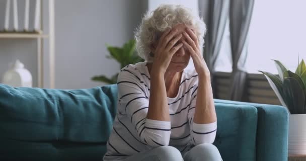 Frustrata donna matura che soffre di terribile mal di testa a casa . — Video Stock