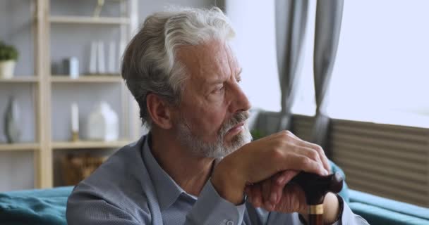 Solitario abuelo mayor que tiene problemas de salud . — Vídeo de stock